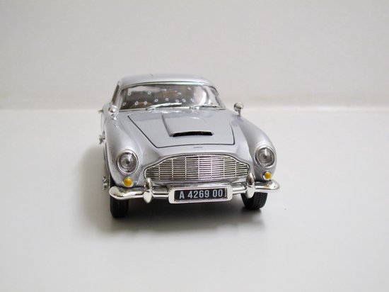 Auto World 1/18 Aston Martin DB5 "James Bond - No Time To Die" - with bulletwholes van Merkloos