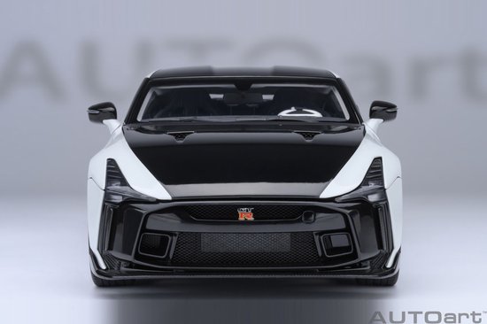 AUTOart 1/18 Nissan GT-R50 by Italdesign, metallic white / black van AUTOart
