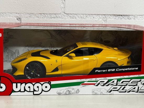 Bburago 1:18 Ferrari 812 Competizione geel van Bburago