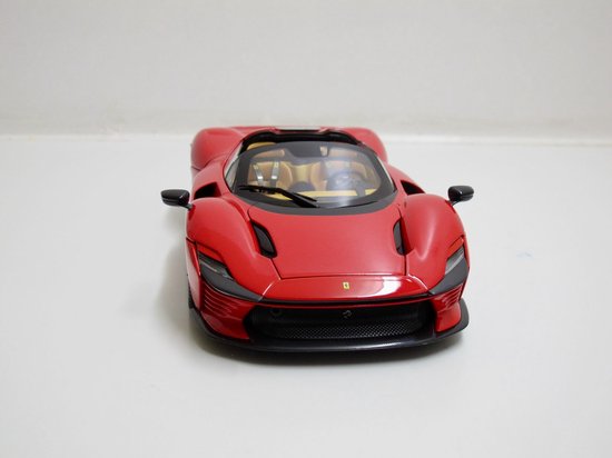 Bburago Signature Series Ferrari Daytona SP3 - Schaalmodel 1/18 - Rood van Merkloos