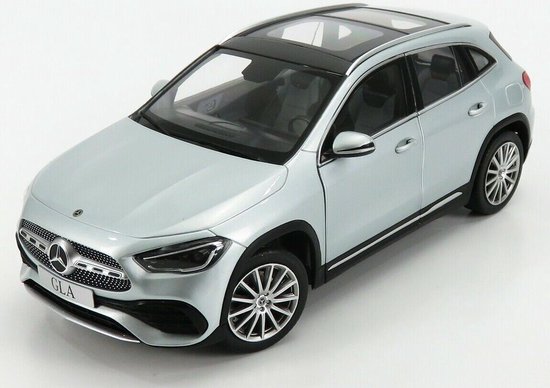 De 1:18 Diecast modelauto van de Mercedes-Benz GLA-klasse H247 van 2020 in Silver.De fabrikant van het schaalmodel is Z Models.Dit model is alleen online beschikbaar. van Merkloos