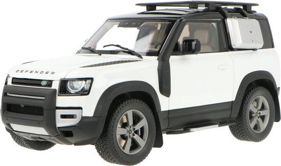 De 1:18 Diecast Modelcar van de Land Rover Defender 90 van 2020 in Fuji White. De fabrikant van het schaalmodel is Almost Real. Dit model is alleen online verkrijgbaar van Almost Real