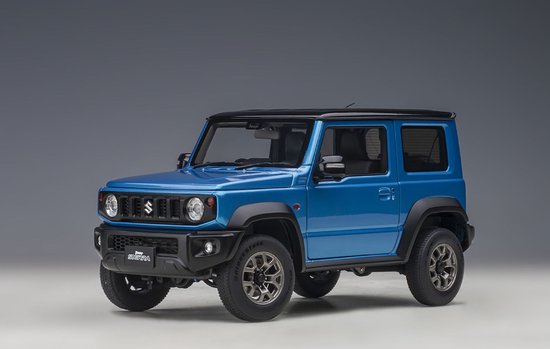 De 1:18 Diecast Modelcar van de Suzuki Jimny Sierra JB74 van 2018 in Blue Metallic. De fabrikant van het schaalmodel is Autoart.Dit model is alleen online verkrijgbaar. van AUTOart