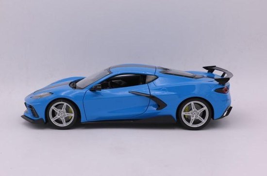 De 1:18 Diecast Replica van de Chevrolet Corvette Stingray Coupe van 2020 in Blauw en zwart Stripe. De fabrikant van het artikel is Maisto. van Maisto