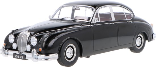 De 1:18 gegoten modelauto van de Jaguar Daimler 250V6 LHD uit 1962 in Zwart De fabrikant van het schaalmodel is KK Models. Dit model is alleen online verkrijgbaar. van KK Models