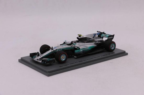 De 1:43 Diecast modelauto van de Mercedes AMG Petronas Hybrid F1 Team WO8 #77 die de GP van Oostenrijk won in 2017.De coureur was V. Bottas.De fabrikant van het schaalmodel is Spark. van Spark