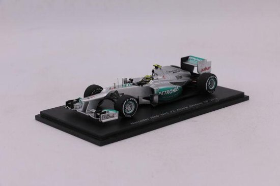 De 1:43 Diecast modelauto van de Mercedes GP F1 Team MGP W03 #8 die in 2012 de Gp van China won. De bestuurder was Nico Roberg.De fabrikant van het schaalmodel is Spark. van Spark