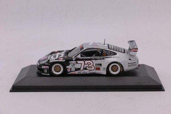 De 1:43 Diecast modelauto van de Porsche 911 GT3R # 73 van de 24H Daytona 2002.De coureurs waren Jordan / Warnock / Sumpter en Langford.De fabrikant van het schaalmodel is Minichamps. van Minichamps