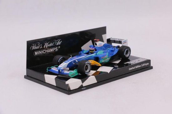 De 1:43 Diecast modelauto van de Sauber Petronas C24 # 11 Showcar van 2005.De bestuurder is Jack Villeneuve.Dit schaalmodel is beperkt door 2016 stuks. De fabrikant is Minichamps. van $
