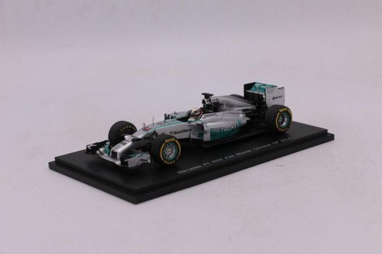 De 1:43 Diecast modelauto van het Mercedes F1 Team W05 #44 die de GP van China van 2014 won. De coureur was Lewis Hamilton.De fabrikant van het schaalmodel is Spark. van Spark