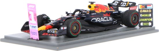 De 1:43 Diecast Modelauto van het Red Bull RB18 Team Oracle Red Bull Racing #1 Winnaar van de Japanse GP van 2022 met Pit Board. De coureur was Max Verstappen. De fabrikant van het schaalmodel is Spark. Dit model is alleen online ve van Spark