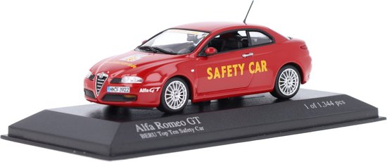De 1:43 Diecast Modelcar van de Alfa Romeo GT Safety Car 2004.De fabrikant van het schaalmodel is Minichamps.Dit model is alleen online beschikbaar van Minichamps