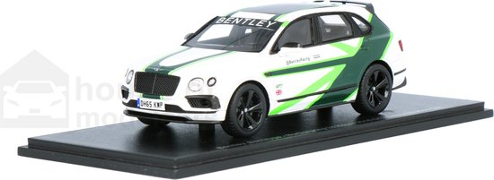 De 1:43 Diecast Modelcar van de Bentley Bentayga Demonstration Car 24H Nurburgring 2016.The fabrikant van het schaalmodel is Spark. van Bentley