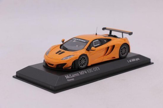 De 1:43 Diecast Modelcar van de McLaren MP4-12C GT3 in Orange.This schaalmodel is begrensd door 600 stuks. De fabrikant is Minichamps. van Minichamps