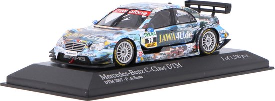 De 1:43 Diecast Modelcar van de Mercedes-Benz C Klasse, Jawa4U #19 van de DTM 2007.De bestuurder was Paul di Resta.Dit schaalmodel is beperkt door 1200 stuks. De fabrikant is Minichamps.Dit model is alleen online beschikbaar van Minichamps