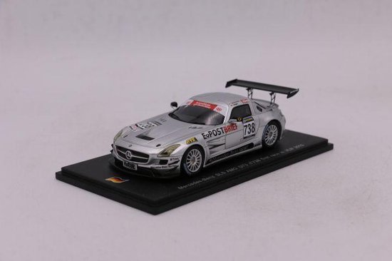 De 1:43 Diecast Modelcar van de Mercedes-Benz SLS AMG GT3 #738 van de eerste race in VLN 2010.De coureurs waren B. Schneider en Jager. Dit schaalmodel is beperkt tot 750 stuks. De fabrikant is Spark. van Spark