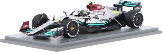 De 1:43 Diecast Modelcar van de Mercedes W13E Team Mercedes AMG Petronas #44 van de Franse GP van 2022 en de 300e GP van Hamilton. De rijder was Lewis Hamilton. De fabrikant van het schaalmodel is Spark. Dit model is alleen online v van Spark