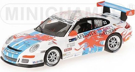 De 1:43 Diecast Modelcar van de Porsche 911 GT3 Cup # 33 van de Porsche Carrera Cup Asia , Macau 2007.De bestuurder was Mok Weng Sun.This schaalmodel is beperkt door 480 stuks. De fabrikant is Minichamps.Dit model is alleen online beschikbaar van Minichamps