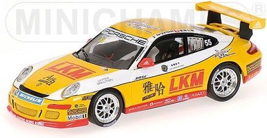De 1:43 Diecast Modelcar van de Porsche 911 GT3 Cup # 55 van de Porsche Carrera Cup Asia , Macau 2007.De bestuurder was Darryl O'Young.This schaalmodel is beperkt door 480 stuks. De fabrikant is Minichamps.Dit model is alleen online beschikbaar van Minichamps