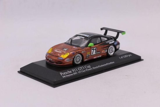 De 1:43 Diecast Modelcar van de Porsche 911 GT3 Cup #71 van de 24H Daytona 2005De rijders waren Henzier/Farnbacher/Price en Ehret.This scalemodel is beperkt door 3024pcs. De fabrikant is Minichamps. van Minichamps