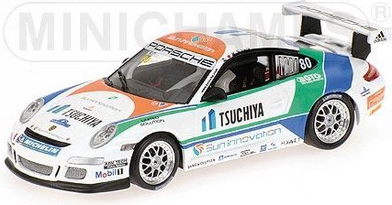 De 1:43 Diecast Modelcar van de Porsche 911 GT3 Cup # 80 van de Porsche Carrera Cup Asia , Macau 2007.De bestuurder was Keita Sawa.This schaalmodel is beperkt door 624 stuks. De fabrikant is Minichamps.Dit model is alleen online beschikbaar van Minichamps