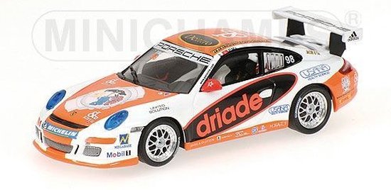 De 1:43 Diecast Modelcar van de Porsche 911 GT3 Cup # 98 van de Porsche Carrera Cup Asia , Macau 2007.De bestuurder was Philip Ma.This schaalmodel is beperkt door 480 stuks. De fabrikant is Minichamps.Dit model is alleen online beschikbaar van Minichamps
