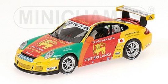 De 1:43 Diecast Modelcar van de Porsche 911 GT3 Cup, Dilantha Malagamuwa # 6 van de Porsche Carrera Cup Asia, Macau 2007.De bestuurder was Dilantha Malagamuwa.This schaalmodel is beperkt door 480pcs. De fabrikant is Minichamps.Dit model is alleen onl van Minichamps