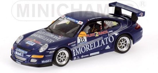 De 1:43 Diecast Modelcar van de Porsche 911 GT3, Racing Team Morellato # 16 van de Porsche Supercup 2006.De bestuurder was O. Maximin.This schaalmodel is beperkt door 1440 stuks. De fabrikant is Minichamps.Dit model is alleen online beschikbaar van Minichamps