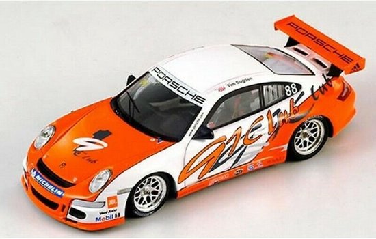 De 1:43 Diecast Modelcar van de Porsche 997 GT2 Cup # 88 Winnaar van de Carrera Cup Asia in 2007.De bestuurder was T. Sugden.De fabrikant van het schaalmodel is Spark.Dit model is alleen online beschikbaar. van Spark