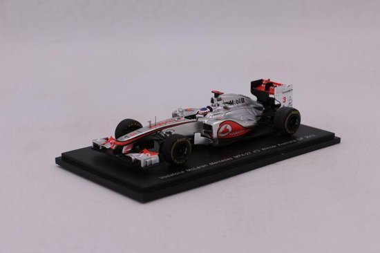 De 1:43 Diecast Modelcar van de Vodafone McLaren Mercedes MP4/27 #3 die de Gp van Australië van 2012 won.De coureur was Jenson Button.De fabrikant van het schaalmodel is Spark. van Merkloos