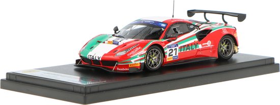 De 1:43 Diecast Modelcar van het Ferrari 488 GT3 Team Italy #21 van de Motorsport Games GT Cup Vallelunga 2019. De coureurs waren G. Roda Sr en G. Roda Jr. De fabrikant is Looksmart. van Looksmart