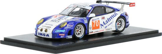 De 1:43 gegoten modelauto van de Porsche 997 GT3 RSR Labre Competition #70 van de 24H Lemans 2011. De coureurs waren Pascal Gibon/ Christope Bourret en Jean-Phillippe Belloc. De fabrikant van het schaalmodel is Spark. van Spark
