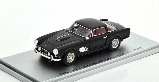De 1:43 Modelauto van de Ferrari 410 SuperAmerica 2S van 1957 in Black. De fabrikant van het schaalmodel is Kess Models.Dit model is alleen online verkrijgbaar. van Kess Models