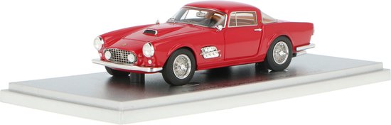 De 1:43 Modelauto van de Ferrari 410 SuperAmerica 2S van 1957 in Red. De fabrikant van het schaalmodel is Kess Models.Dit model is alleen online beschikbaar. van Kess Models
