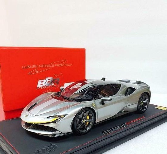 Ferrari SF90 Stradale Race Version Metallic Iron Grey 1-18 Inkl Vitrine BBR Models Limited 229 Pieces van Ferrari