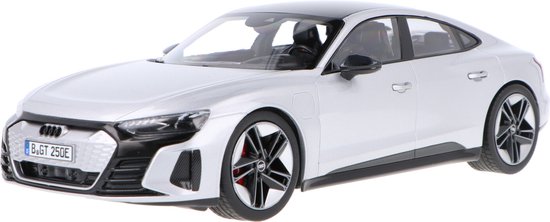 Het 1:18 Diecast-model van de Audi GT RS E-Tron van 2021 in zilver. De fabrikant van het schaalmodel is Norev. Dit model is alleen online verkrijgbaar van Norev