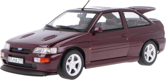 Het 1:18 Diecast-model van de Ford Escort Cosworth uit 1992 in paars metallic. De fabrikant van het schaalmodel is Norev. Dit model is alleen online verkrijgbaar van Norev