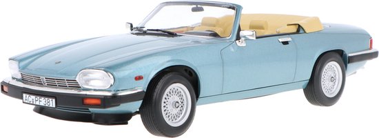 Het 1:18 Diecast-model van de Jaguar XJ-S Cabriolet uit 1988 in lichtblauw. De fabrikant van het schaalmodel is Norev. Dit model is alleen online verkrijgbaar van Norev