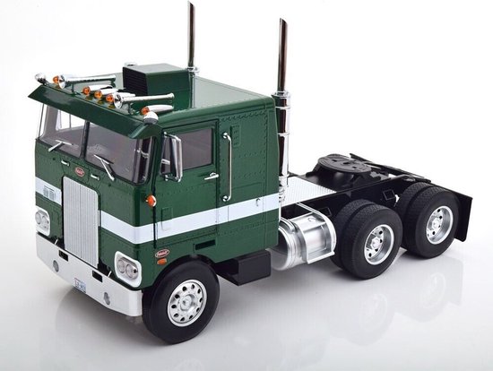 Het 1:18 Diecast-model van de Peterbilt 352 Pacemaker Truck 3-Assi uit 1979 in groen. De fabrikant van het schaalmodel is Roadkings. Dit model is alleen online verkrijgbaar van Roadkings
