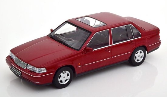 Het 1:18 Diecast-model van de Volvo 960 uit 1996 in Red Pearl. De fabrikant van het schaalmodel is Triple9. Dit model is alleen online verkrijgbaar van Merkloos