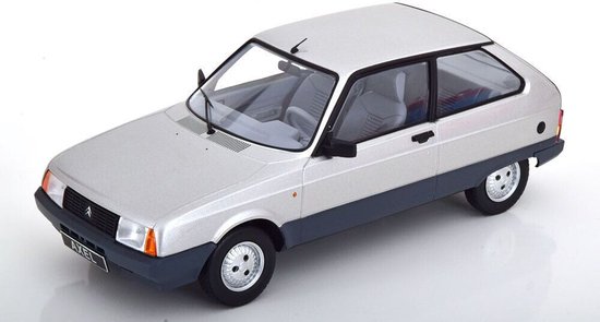 Het 1:18 gegoten model van de Citroen Axel uit 1990 in zilver. De fabrikant van het schaalmodel is Triple9. Dit model is alleen online verkrijgbaar van Triple9