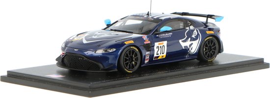 Het 1:43 Diecast-model van de Aston Martin Vantage GT4 Team Flying Lizard Motorsports #210 van de Pirelli GT4 Austin van 2020. De bestuurder was M. Dinan. De fabrikant van het schaalmodel is Spark.Dit model is alleen online beschikb van Spark