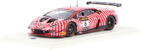 Het 1:43 Diecast-model van de Lamborghini Huracan GT3 Evo Team Wall Racing #6 van de 12H Bathurst van 2022. De rijders waren TD Alboreto / D. Wall / A. Deitz en G. Denyer. De fabrikant van het schaalmodel is Spark. Dit model is alle van Spark