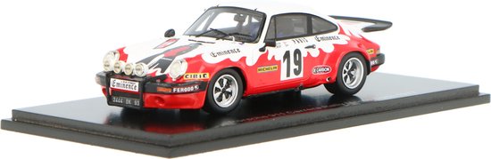 Het 1:43 Diecast model van de Porsche 911 Carrera #19 van de MonteCarlo Rally van 1977. De rijders waren B. Begiun en G. Gillot. De fabrikant van het schaalmodel is Spark.Dit model is alleen online beschikbaar. van Spark