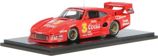 Het 1:43 Diecast-model van de Porsche 935 #3 van de Sears Point van 1980. De chauffeur was J. Busby. De fabrikant van het schaalmodel is Spark.Dit model is alleen online beschikbaar. van Spark
