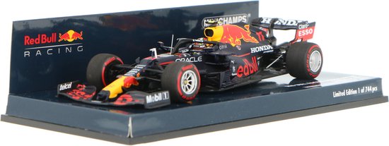 Het 1:43 Diecast-model van de Red Bull RB16B #11 Winnaar van de Azarbaijan GP van 2021. De bestuurder was S. Perez. De fabrikant van het schaalmodel is Minichamps.Dit model is alleen online beschikbaar. van Minichamps