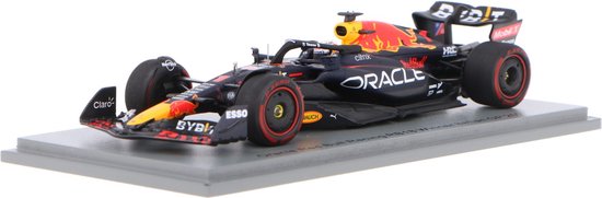 Het 1:43 Diecast-model van het Red Bull RB18 Team Oracle Red Bull Racing #33 van de Italiaanse GP van 2022. De coureur was Max Verstappen. De fabrikant van het schaalmodel is Spark. Dit model is alleen online verkrijgbaar van Spark