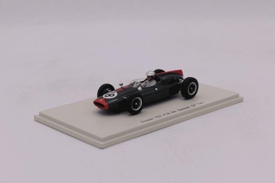 Het 1:43 gegoten modelauto van de Cooper T53 #18 van de Duitse GP in 1961. De rijder is John Surtees. De fabrikant van dit schaalmodel is Spark. van Spark