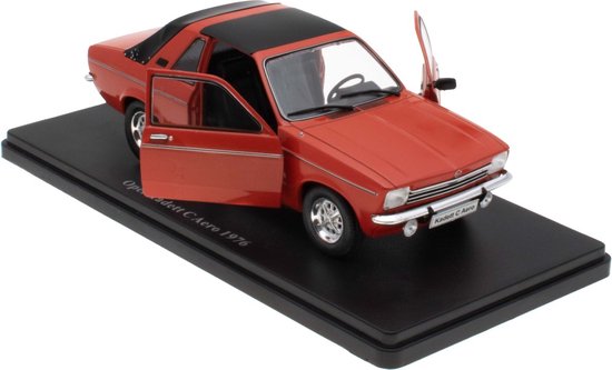 IXO voor Hachette - Opel Cars model 1:24 scale Opel Kadett C Aero - 1976 van IXO
