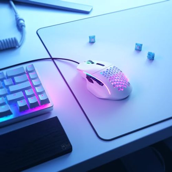 Lichte Gaming Muis met RGB Verlichting en Programmeerbare Knoppen - 69g Superlicht